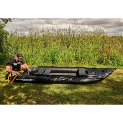 Kayak gonflable de pêche Savage Gear Kayak E-RIDER 330 carbon optix kayak